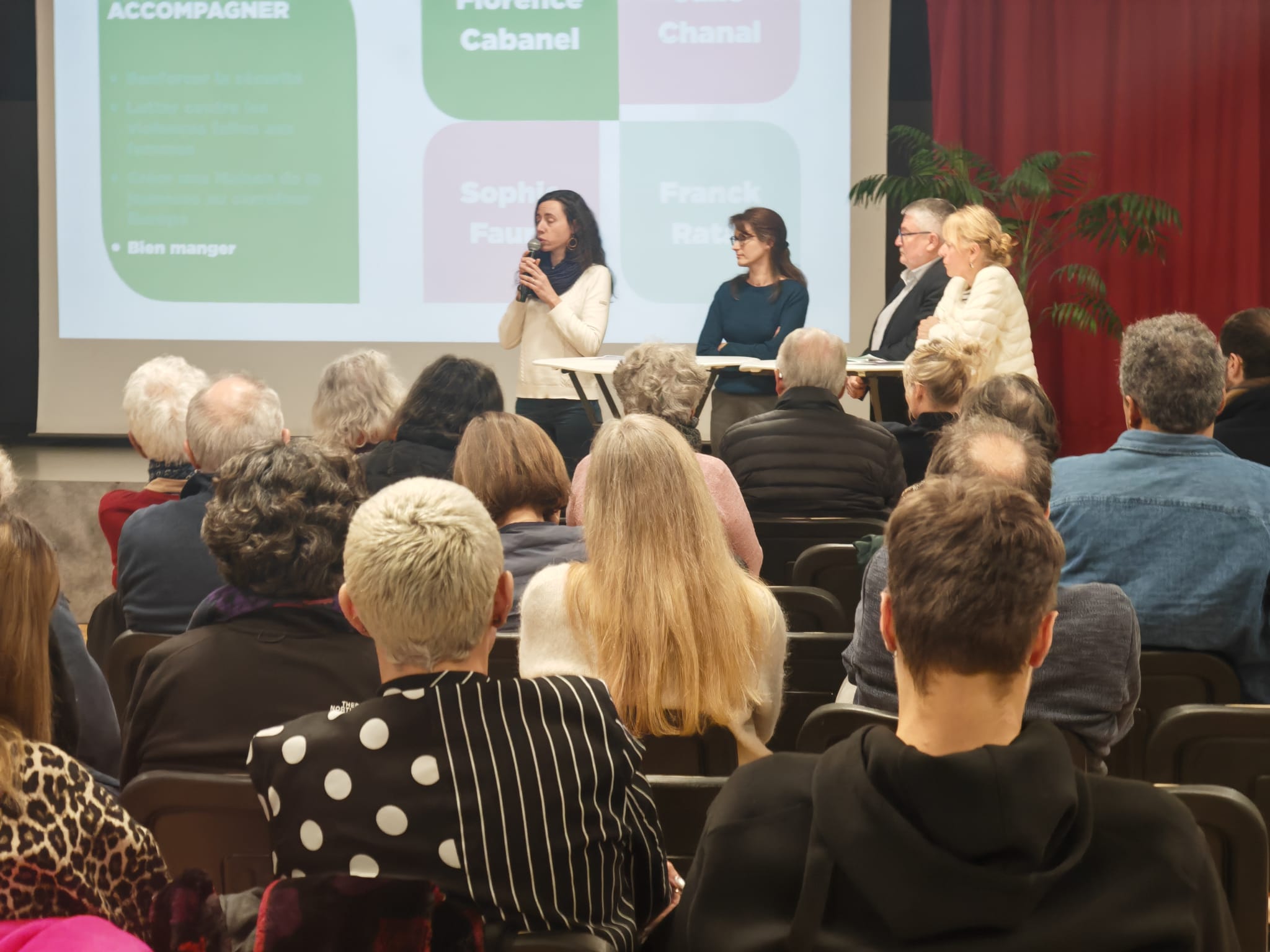 Moments d'échanges informels après la réunion